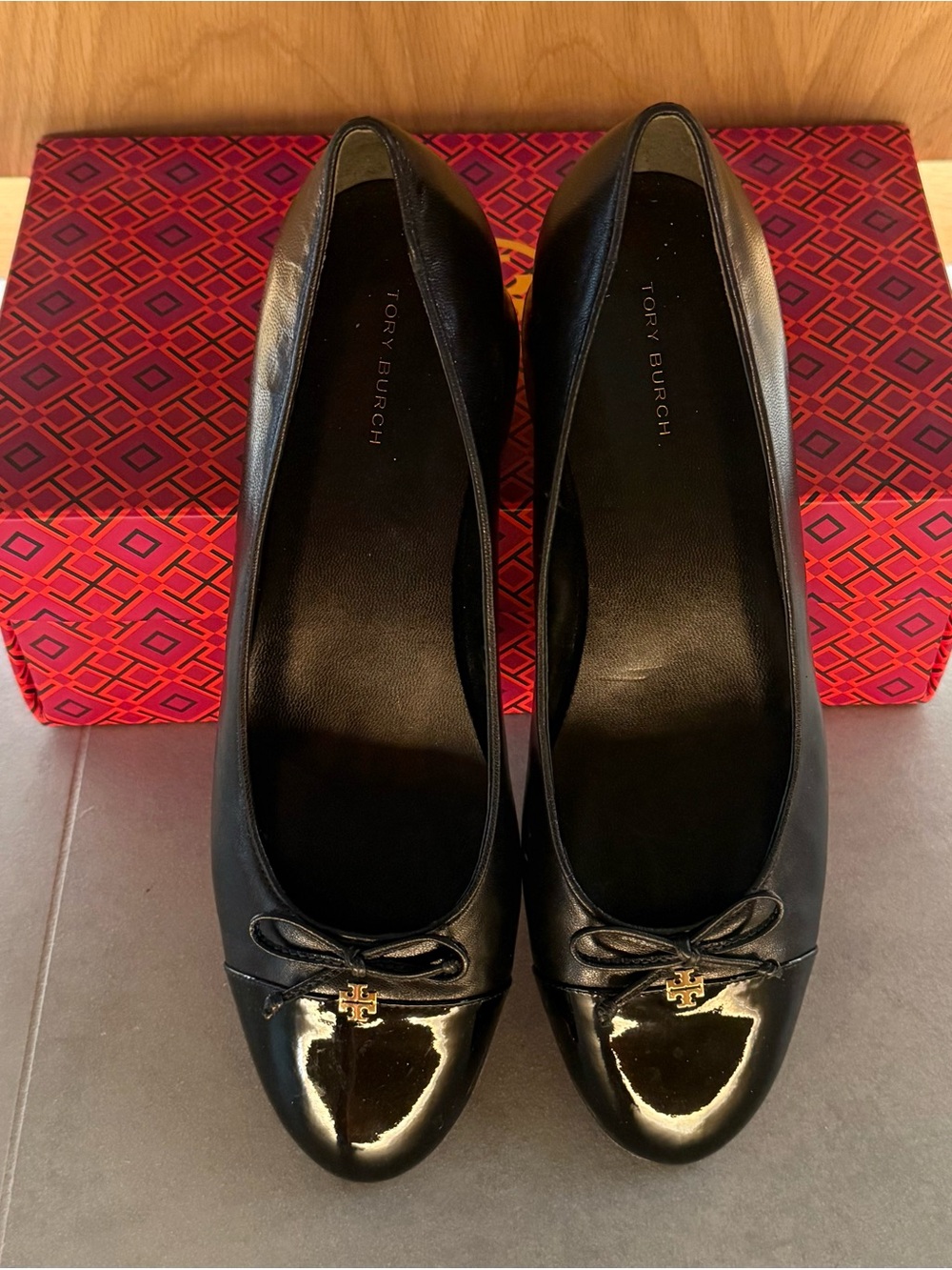 • TORY BURCH • CAP-TOE PUMP • BLACK •